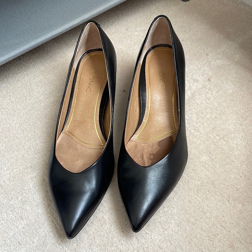 Vionic Kitten heel pumps